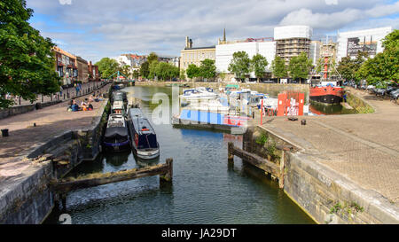 Bristol, England - 17. Juli 2016: Boote vertäut im Becken von Bathurst, Teil des Bristols Floating Harbour. Stockfoto