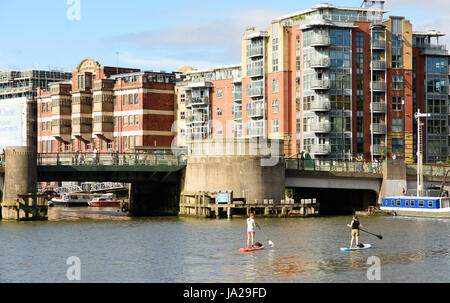 Bristol, England - 17. Juli 2016: Zwei Frauen unter Redcliffe Brücke auf Bristols Floating Harbour Paddling. Stockfoto