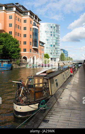 Bristol, England - 17. Juli 2016: Traditionelle Narrowboats angedockt neben modernen Bürogebäuden auf Temple Quay in Brisols Bankenviertels. Stockfoto