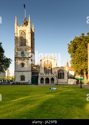 London, England - 19. Juli 2016: Touristen und Pendler Fuß vorbei an St.-Margarethen Kirche in Parliament Square, Westminster. Stockfoto