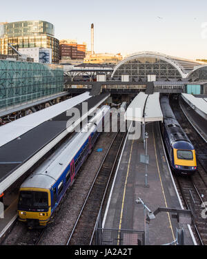 London, England - 19. Juli 2016: Ein Intercity 125 und ein Klasse 165 "Thames Turbo" Pendler am Londoner Bahnhof Paddington, Endstation der großen trainieren Stockfoto