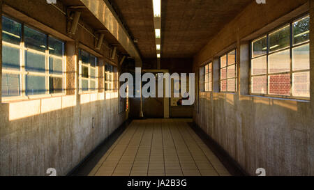 London, England - August 6, 2016: Charles Holden's 1931 Sudbury Hill Station die Piccadilly-Linie der Londoner U-Bahn. Stockfoto