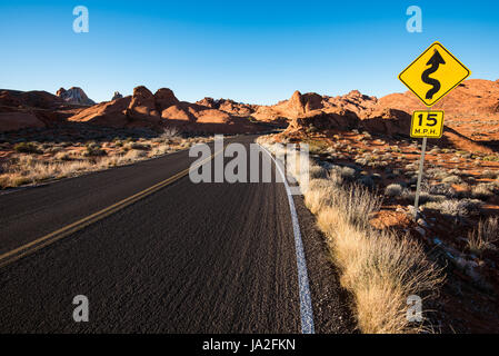 Ein "Kurven voraus" Zeichen auf einer einsamen Straße. Valley of Fire State Park, Nevada. Stockfoto