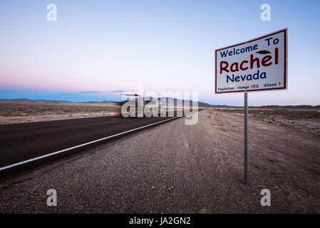 Herzlich Willkommen Sie in der kleinen Stadt von Rachel, Nevada, am Extraterrestrial Highway (State Route 375) in der Nähe von Area 51 Zeichen. Stockfoto