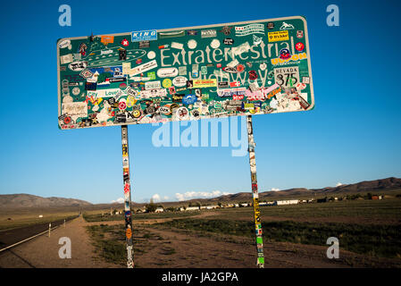 Die Extraterrestrial Highway Zeichen auf Nevada State Route 375 in Rachel, Nevada, in der Nähe von Area 51. Stockfoto