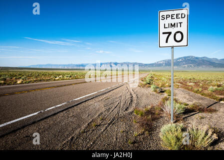 Eine Autobahn nähert sich der Windpark Spring Valley in der Nähe von Ely, Nevada und Great Basin National Park. Stockfoto