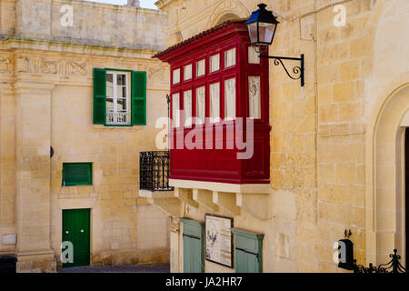 Victoria (Rabat), Malta - 9. März 2017: Fassaden des traditionellen maltesischen Häuser mit hölzernen Balkonen auf der Schloss-Straße, die zum berühmten Cittadel führt Stockfoto