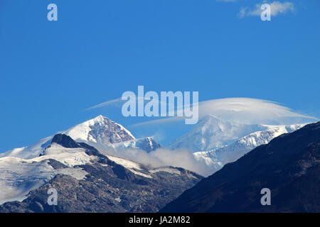 Typische Föhn Wolken, lieh Altocumulus Lenticularis, in den Bergen, Patagonien, Chile Stockfoto