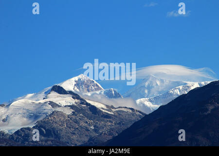 Typische Föhn Wolken, lieh Altocumulus Lenticularis, in den Bergen, Patagonien, Chile Stockfoto