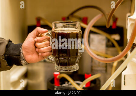 Nahaufnahme eines männlichen hält ein Handwerk Bier im pub Stockfoto