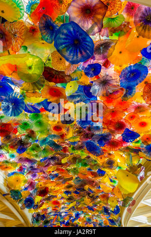 LAS VEGAS, NV - 21. November 2016: The Hand geblasen Blume Glasdecke im Bellagio Hotel in Las Vegas am 8. November 2014 2.000 über Glas Blüten vom weltbekannten Glas Bildhauer Dale Chihuly besteht aus Stockfoto