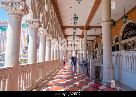 LAS VEGAS, NV - 21. November 2016: Ein nicht identifizierten Passanten in der Halle des Venetian Hotel in Las Vegas Stockfoto