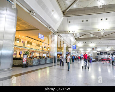 ISTANBUL, Türkei - 17. Mai 2017: Unbekannte Menschen in Abfahrt Hall von Sabiha Gökcen International Airport. Stockfoto