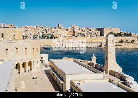 Valletta Stadtmauern von Birgu (Vittoriosa) mit befestigten Fort St. Angelo in den Vordergrund, Malta gesehen Stockfoto