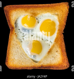 frittierte Wachteleier in einem Toast auf schwarzem Hintergrund Stockfoto