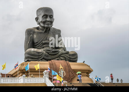 Wat Huay Mongkol, in der Nähe von Hua Hin, Thailand, mit dem Denkmal des Mönchs Luang Pu Thuat Stockfoto