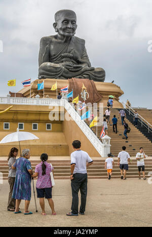 Wat Huay Mongkol, in der Nähe von Hua Hin, Thailand, mit dem Denkmal des Mönchs Luang Pu Thuat Stockfoto