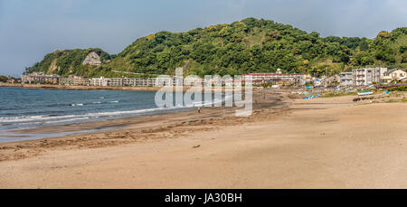 Blick über den Strand im Kamakura Seaside Park, Kanagawa, Japan Stockfoto
