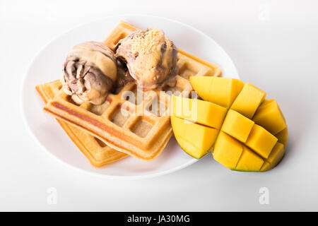 Dessert, belgische Waffeln, mit Eis und mango Stockfoto