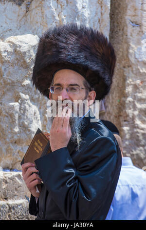 Orthodoxen jüdischer Mann betet in der Westwand während Pessach in Jerusalem Israel Stockfoto