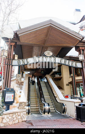 Fahrtreppen Zwischen dem Einkaufsviertel und Skipisten in Beaver Creek, einem Skigebiet in der Nähe von Avon, Colorado. Stockfoto