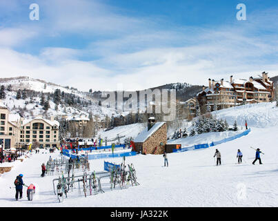 Skifahrer und Gebäuden im Beaver Creek, einem Skigebiet in der Nähe von Avon, Colorado. Stockfoto