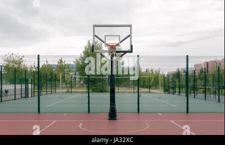 Basketballfeld im Freien in einem öffentlichen Park. Spielplatz für Basketball. Stockfoto