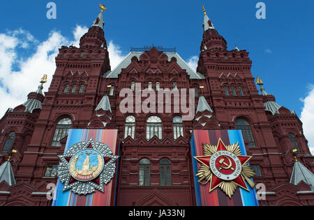 die Dekorationen für den 1. Mai parade an der Fassade des staatlichen historischen Museums, das russische Museum in kultigen roten Gebäude Stockfoto