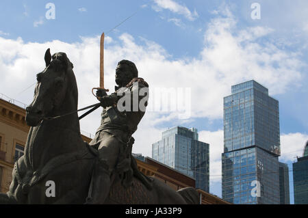 die Skyline von Moskau und das Denkmal für Commander Bagration, Prinz von georgischen Extraktion und Held des russischen Vaterländischen Krieges, in einem öffentlichen Garten Stockfoto