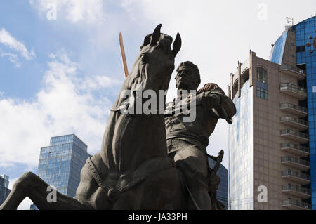 die Skyline von Moskau und das Denkmal für Commander Bagration, Prinz von georgischen Extraktion und Held des russischen Vaterländischen Krieges, in einem öffentlichen Garten Stockfoto