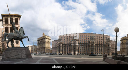 die Skyline von Moskau und das Denkmal für Commander Bagration, Prinz von georgischen Extraktion und Held des russischen Vaterländischen Krieges, in einem öffentlichen Garten Stockfoto