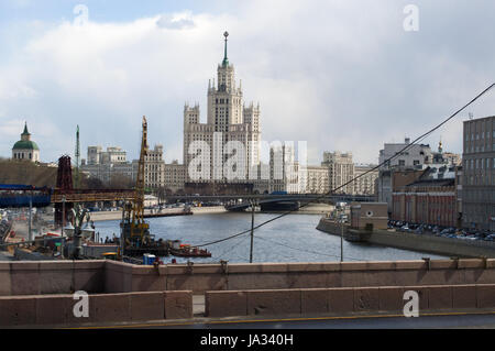 Moskau, Russland: Blick auf den Kotelnicheskaya Damm Gebäude, eines der sieben Schwestern-Gruppe von Wolkenkratzern im stalinistischen Stil gestaltet Stockfoto