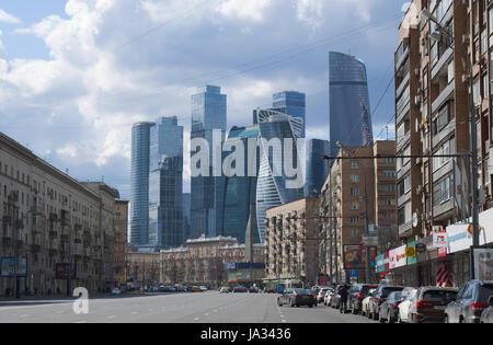 Skyline mit den Wolkenkratzern von Moskau internationales Geschäftszentrum, Moscow City, von Bolshaya Dorogomilovskaya, einer Dorogomilovo Bezirk Straße gesehen Stockfoto