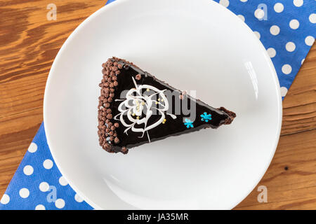 Stück Schokoladenkuchen auf einem hölzernen Hintergrund Stockfoto