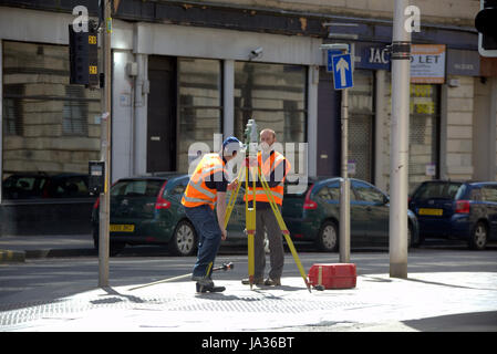 Theodolit-Arbeiter in der Straße Glasgow Stockfoto