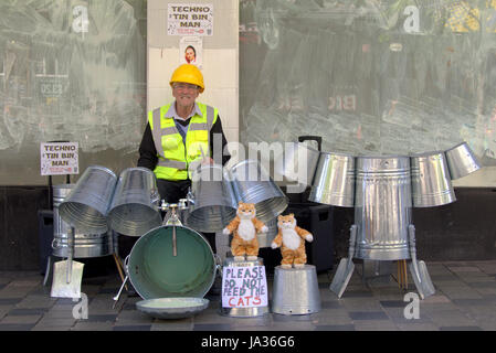 Der Techno Zinn bin Mann Schlagzeuger Straße Entertainer Sauchiehall Street Glasgow Stockfoto