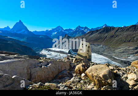 Monte-Rosa-Hütte, Monte Rosa Hütte über den Gletscher Gornergletscher, peak Matterhorn hinter, Zermatt, Wallis, Schweiz Stockfoto