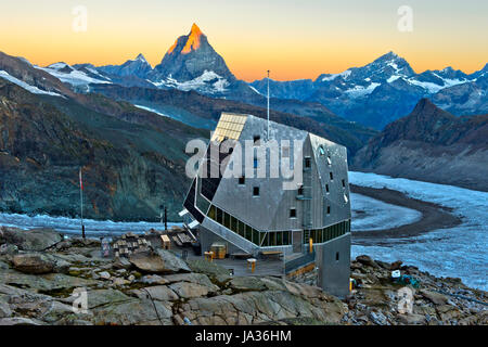 Morgendämmerung am Monte-Rosa-Hütte, Monte Rosa Hütte über den Gletscher Gornergletscher, erste Sonnenstrahlen an der Spitze des Peaks Matterhorn Zermatt, Wallis, Sw Stockfoto