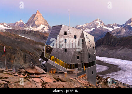 Bei der Monte-Rosa-Hütte, Monte Rosa Hütte über den Gletscher zu dämmern, Gornergletscher, Matterhorn Gipfel hinter, Zermatt, Wallis, Schweiz Stockfoto