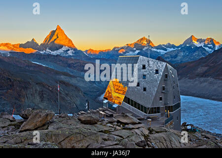 Morgendämmerung am Monte-Rosa-Hütte, Monte Rosa Hütte über den Gletscher Gornergletscher, erste Sonnenstrahlen an der Spitze des Peaks Matterhorn Zermatt, Wallis, Sw Stockfoto