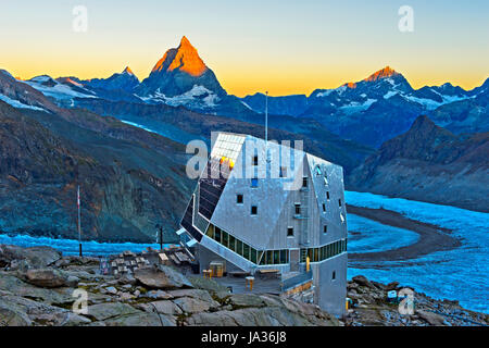 Morgendämmerung am Monte-Rosa-Hütte, Monte Rosa Hütte über den Gletscher Gornergletscher, erste Sonnenstrahlen an der Spitze des Peaks Matterhorn Zermatt, Wallis, Sw Stockfoto