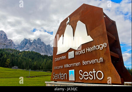Eingang zum UNESCO-Weltkulturerbe - Dolomiten der Naturpark Sexten, Sexten, Südtirol, Trentino-Alto Adige, Italien Stockfoto