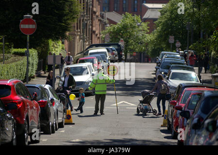 Lollipop-Mann Straße Westend Glasgow Schule Kreuzung Stockfoto