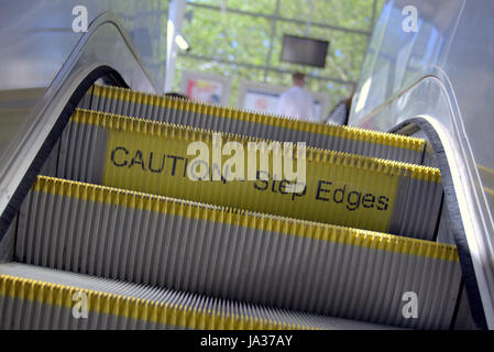 Rolltreppe Schritte Vorsicht Schritt Kanten Zeichen Stockfoto