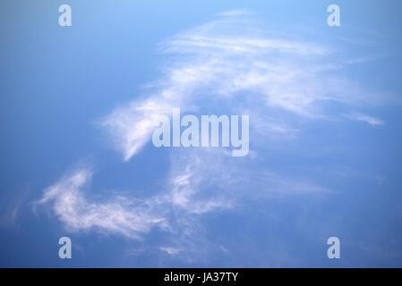 blauer Himmel Cirrus-Wolken-weiß mans Gesicht oder Maske natürliche nicht Photoshop Stockfoto