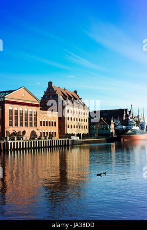 National Maritime Museum spiegelt sich in der Mottlau in der Danziger Altstadt. Stockfoto