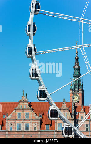 Das Amber Sky Riesenrad in der Altstadt von Danzig Altstadt mit dem Alten Rathaus im Hintergrund. Stockfoto