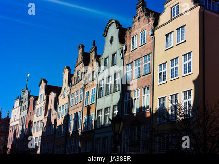 Die Fassaden der mittelalterlichen Gebäude in der späten Nachmittagssonne in der Danziger Altstadt. Stockfoto