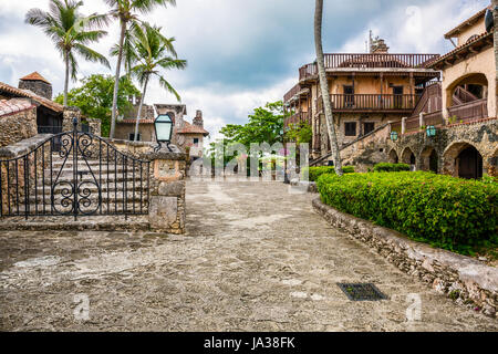 kleine Straße in einem mittelalterlichen Dorf Altos de Chavon, Dominikanische Republik Stockfoto