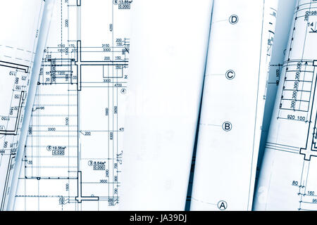 der architektonische Entwurf Pläne und technische Zeichnungen Rollen auf Schreibtisch Stockfoto